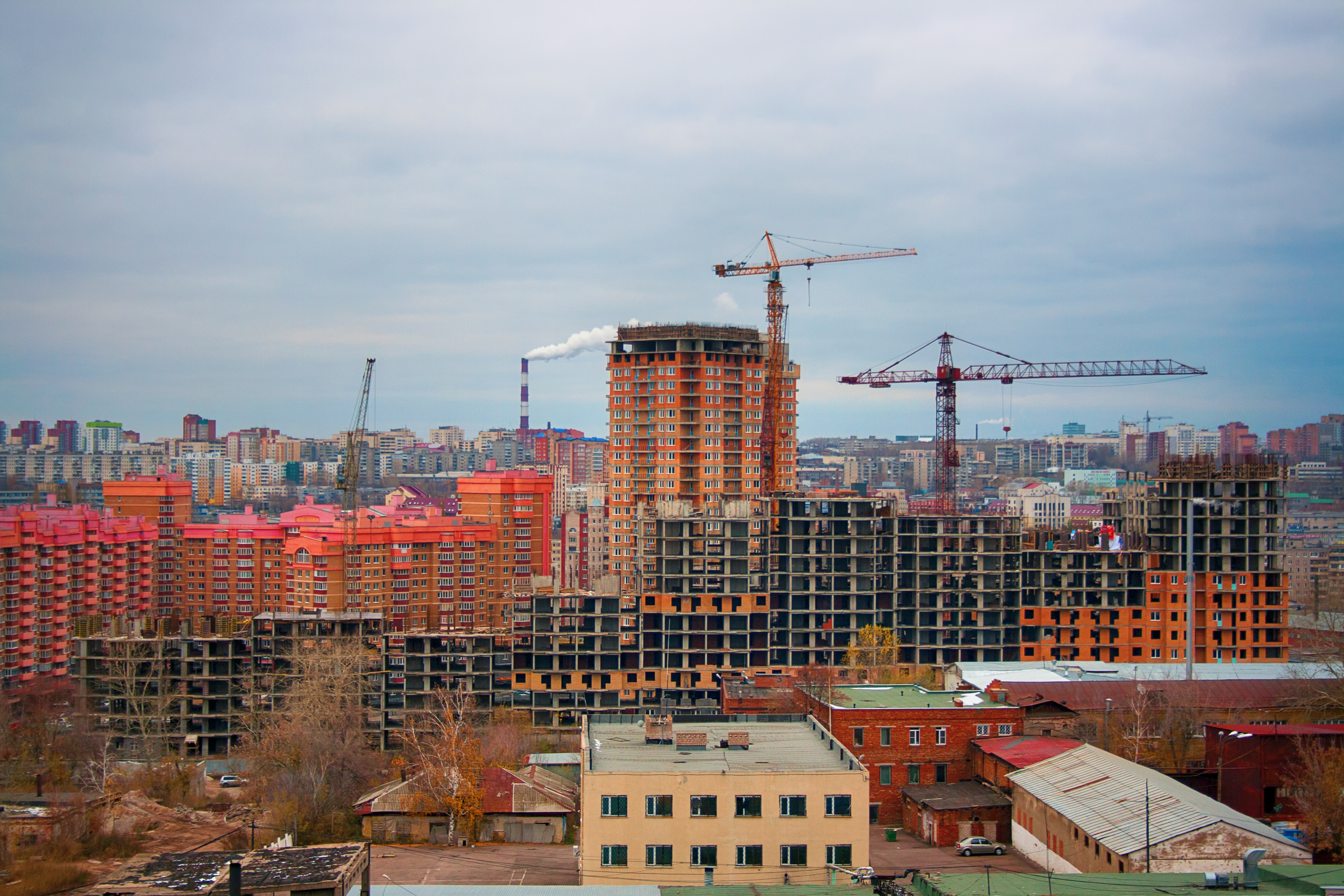 Городское строительство. Жилье и городская среда фото. Стройка. Строительство городских домов под карстами.